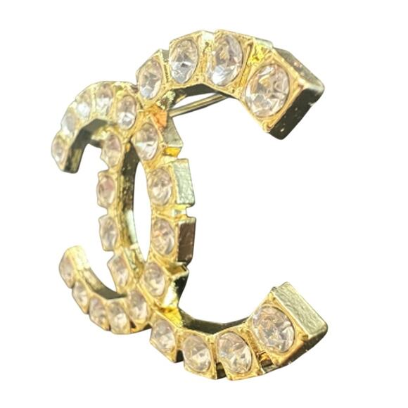 Chanel Gold Interlocking Brilliant Crystal Brooch Winter Act II 2021 (CCXX020) - Picture 3 of 5